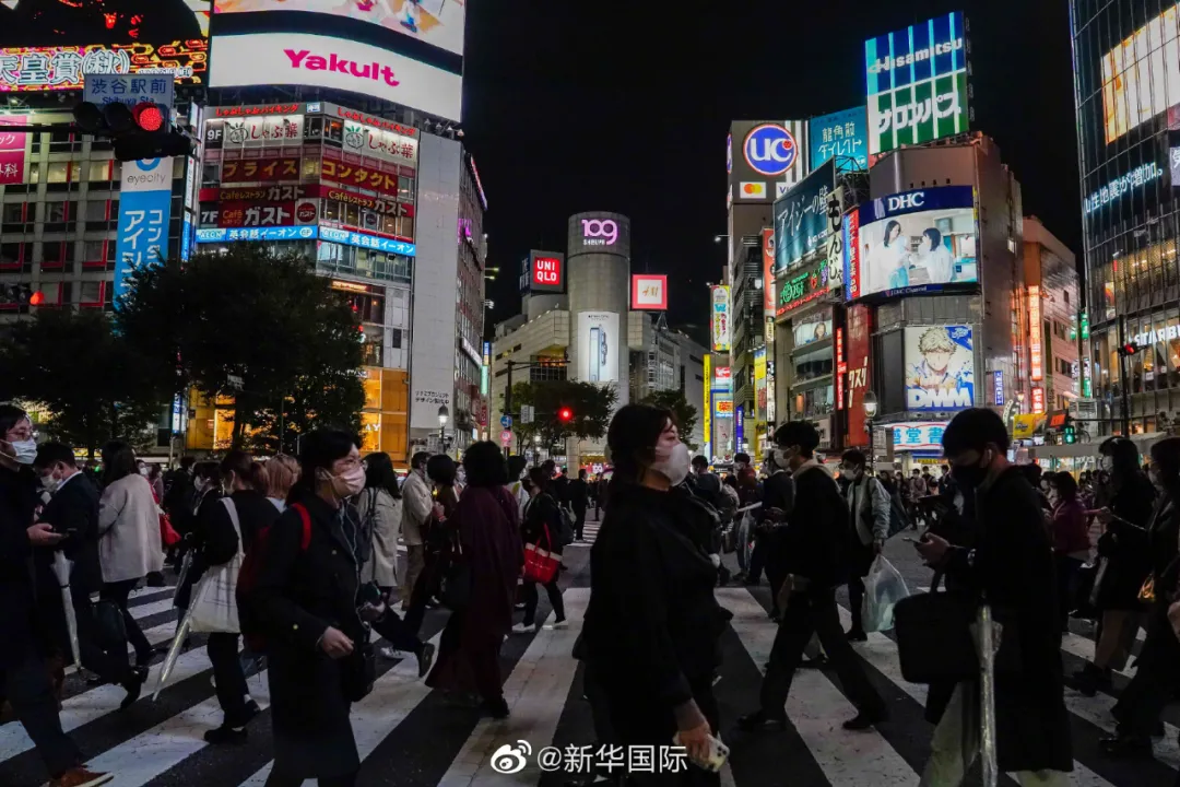 19岁女孩拍X光被要求脱光上衣，涉事医院回应【看世界·新闻早知道】