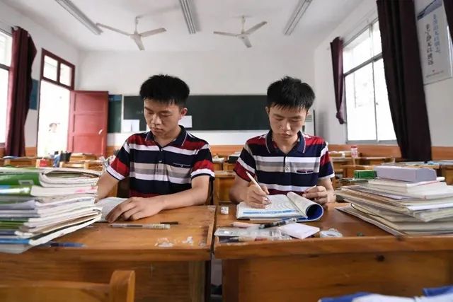 双胞胎学霸考上清华北大，每个学霸背后，都有个用心至极的父母