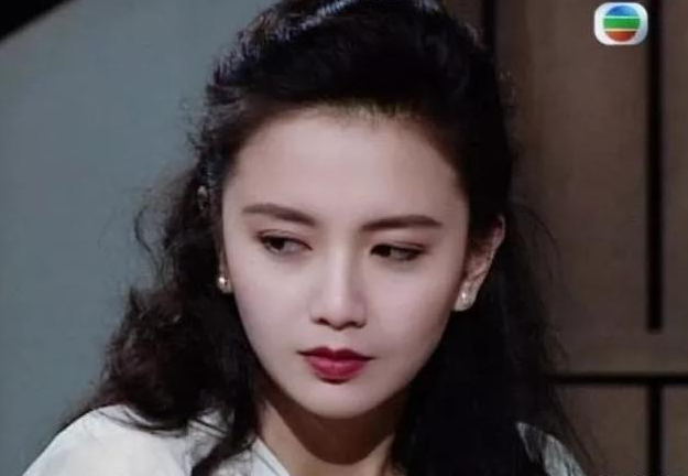 她是梁朝伟前女友，被闺蜜刘嘉玲夺爱，嫁豪门被气走，今54岁仍单身