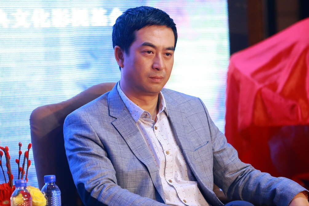 国字脸适合什么发型（国字脸如何留出帅气的小背头发型）