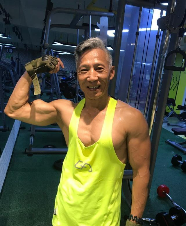 愿你我在年老发白之际，仍能并肩看落日余晖，手心温存如初，笑谈风霜皆成诗。