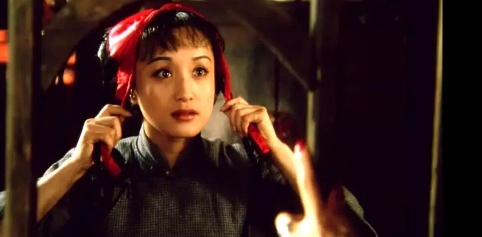 很明显虽然两人是姐妹,但绮云却看不起织云,她觉得织云损害了家里的