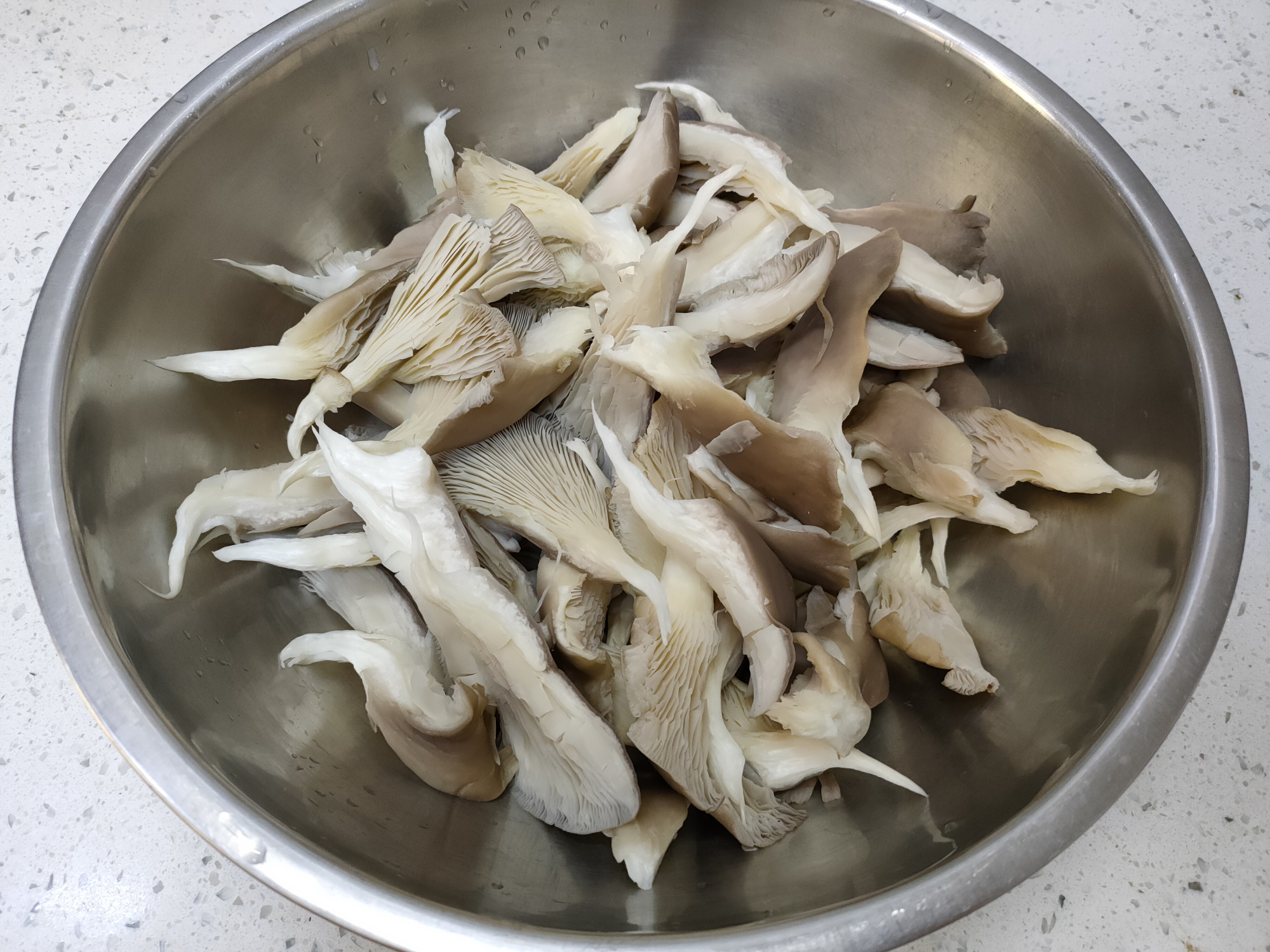 做干炸蘑菇，面糊是关键，多加两样，又香又酥又脆，好吃不回软