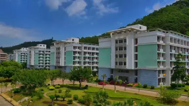 广东最坑爹vs最壕的大学宿舍！你们感受一下，这区别扎心了