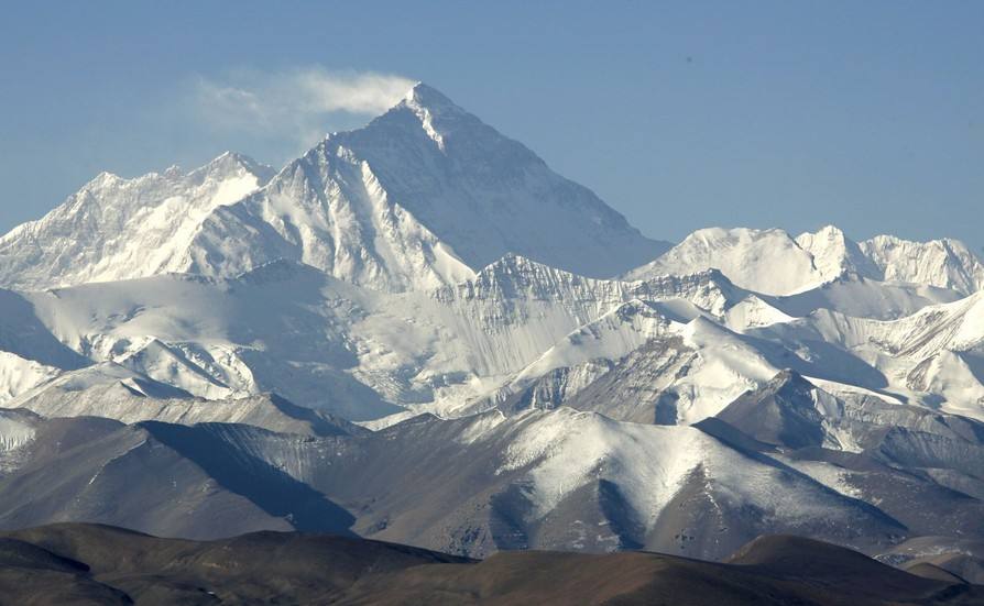 珠穆朗玛峰有多高(珠峰高度是8844米，原先却是8848米，它变低了吗？其实它仍在长高)