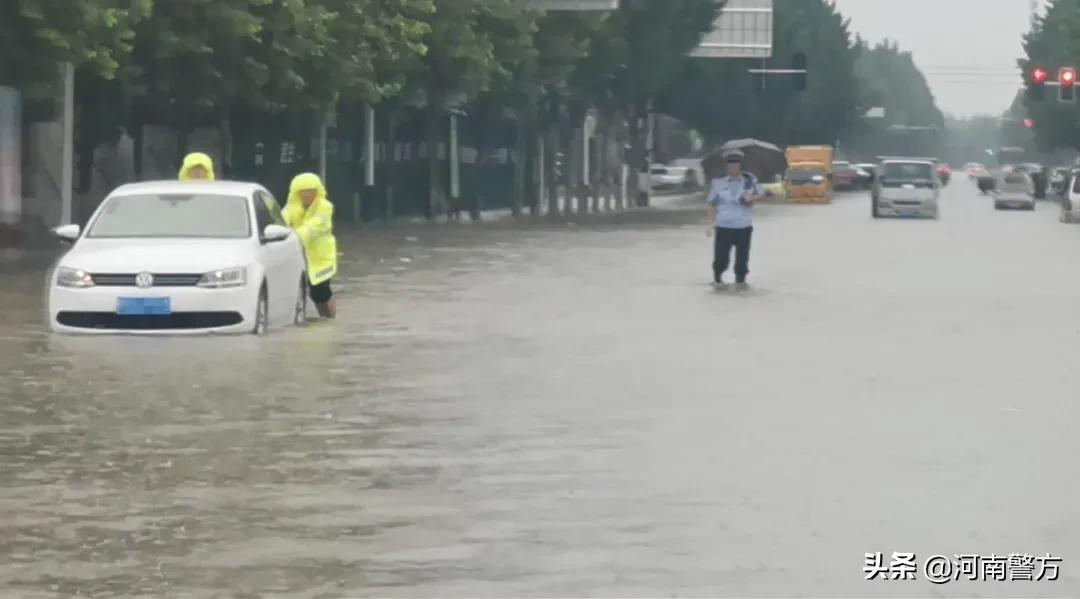 暴雨中的河南公安力量丨用忠诚筑起湛蓝堤坝——致敬奋战在抗洪救灾一线的勇士们