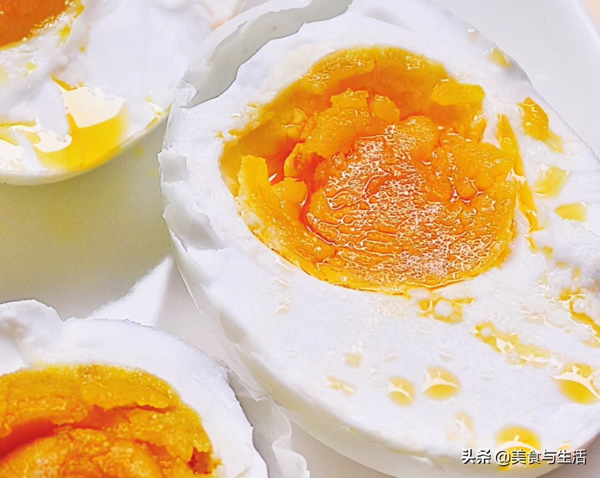 家庭腌制咸鸭蛋的做法(教你在家腌制咸鸭蛋，只需盐和白酒，蛋黄个个流油，一学就会)