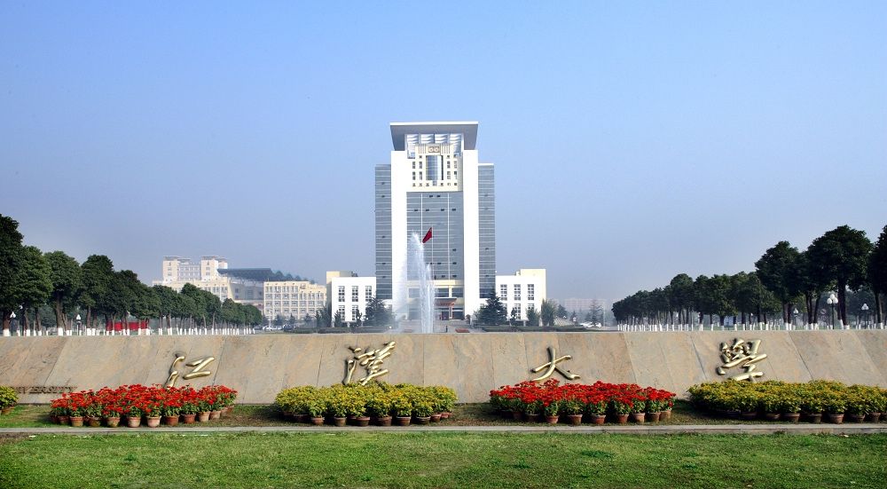 湖北各大高校校门展示，武汉大学牌坊近日被大车撞坏？