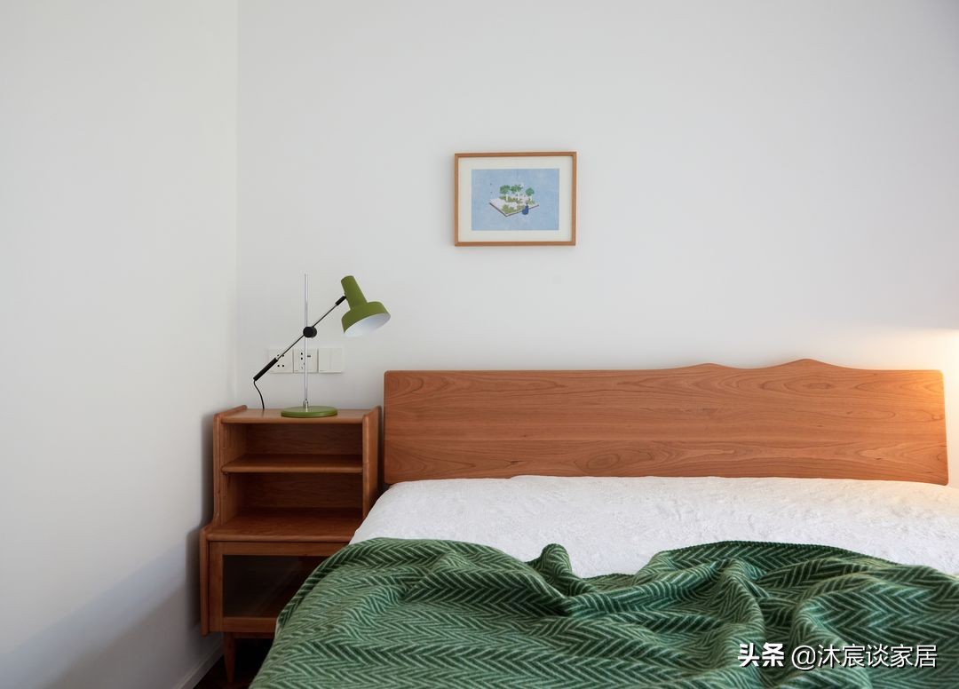 她家澄净素雅，不过度装修简单又大方，让家成为温暖治愈的居心地