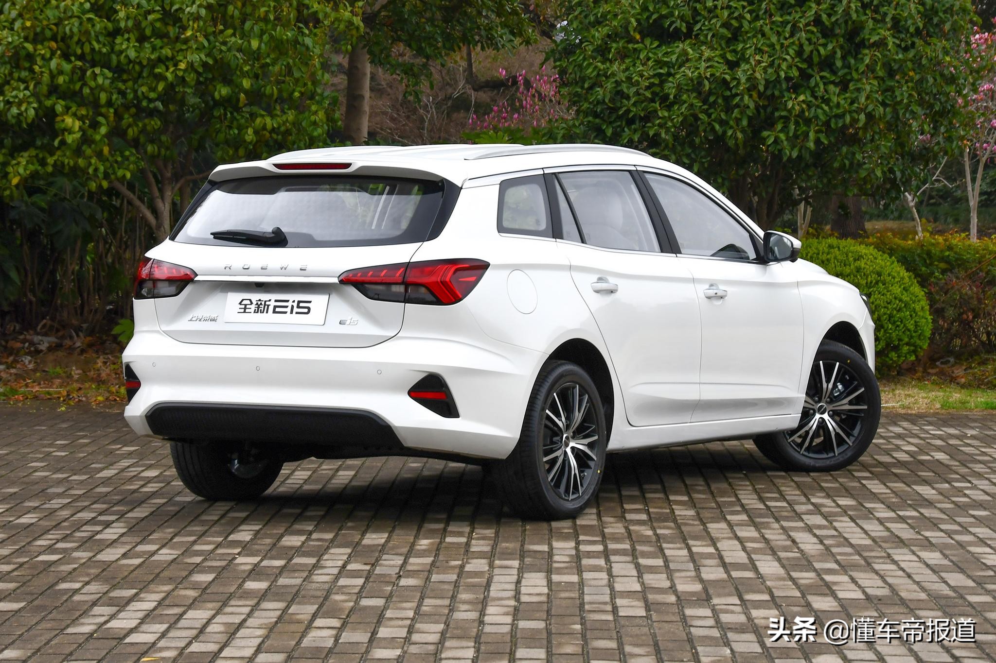 新车｜外观内饰大幅提升 荣威Ei5静态解析