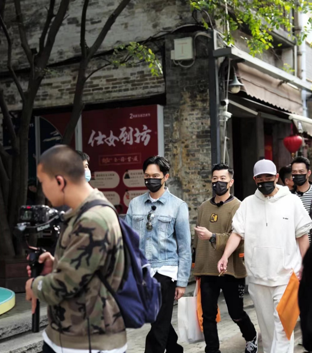 应采儿袁咏仪录大湾仔的夜，被恶作剧吓到，靓靓大嗓门喊话好厉害
