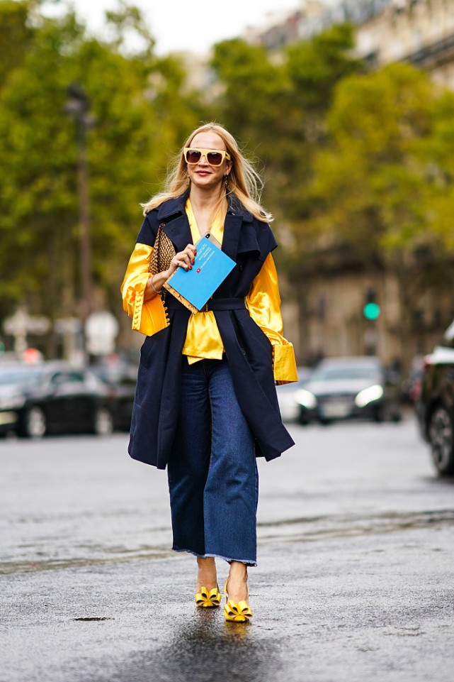 别再为服装乱搭颜色了,让黑色黄色加以结合,呈现低调又张扬的美