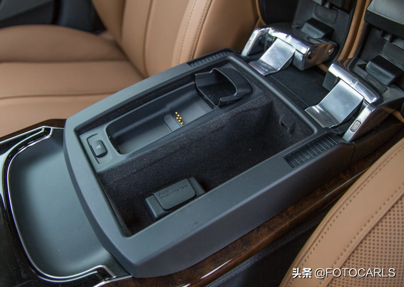 W12版奥迪A8L实拍，最迷人的前脸大灯，比同年奔驰S600L更阔气