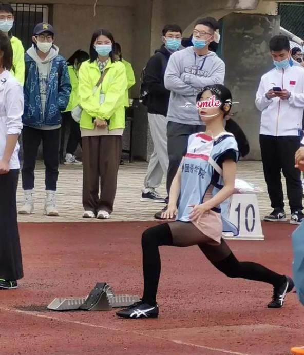 高校女生参加赛跑，穿黑裤袜夺冠引网友吐槽：这是新型“运动媛”