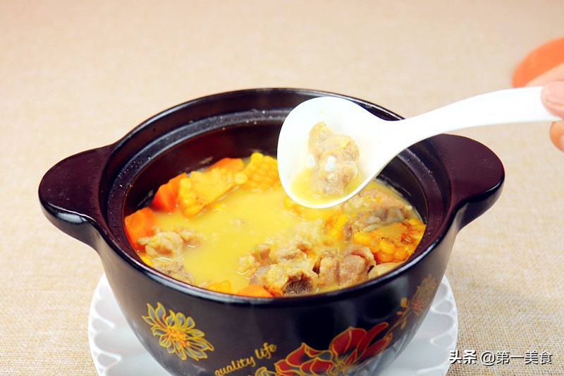 清炖玉米排骨汤的做法(鲜美滋补，清炖玉米排骨汤醇香独特)