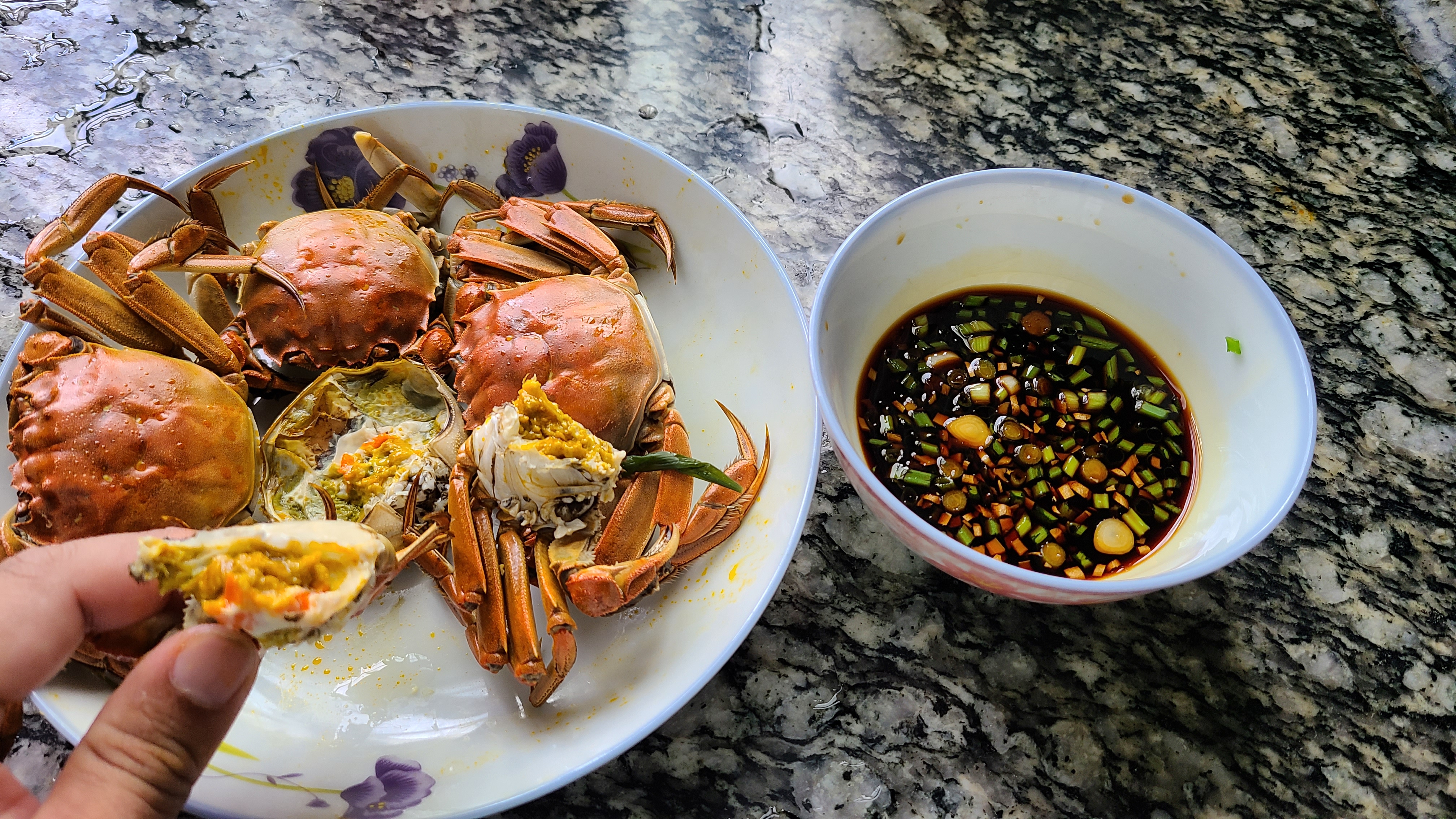 螃蟹的家常做法，鲜香美味又营养，一口咬下去，满嘴的蟹黄