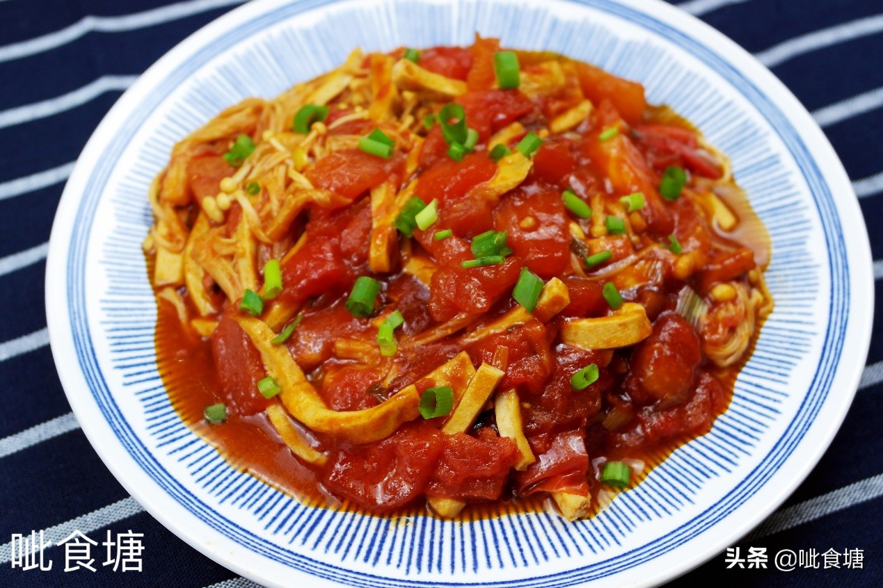 番茄金针菇这么炒，香味扑鼻，儿子爱吃，我家常做，十分钟做一盘