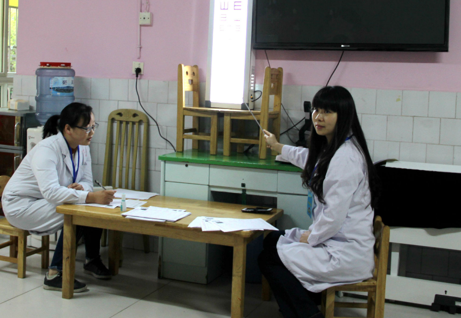 面对高考体检，学生直接低头，有人“一丝不挂”，医生看后很无奈