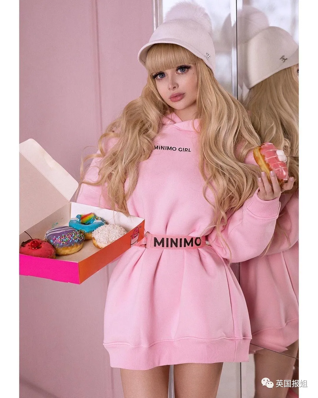 俄国美女从小被“圈养”！父母把她当活娃娃，丰胸细腰拍性感照