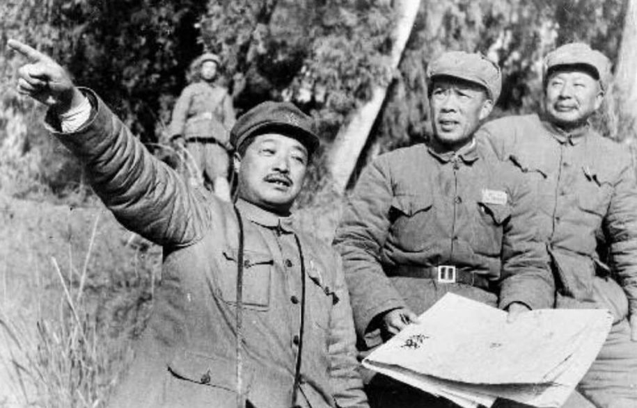 十大元帅朱德排名第一，为何001号元帅命令状没给他，给了贺龙？
