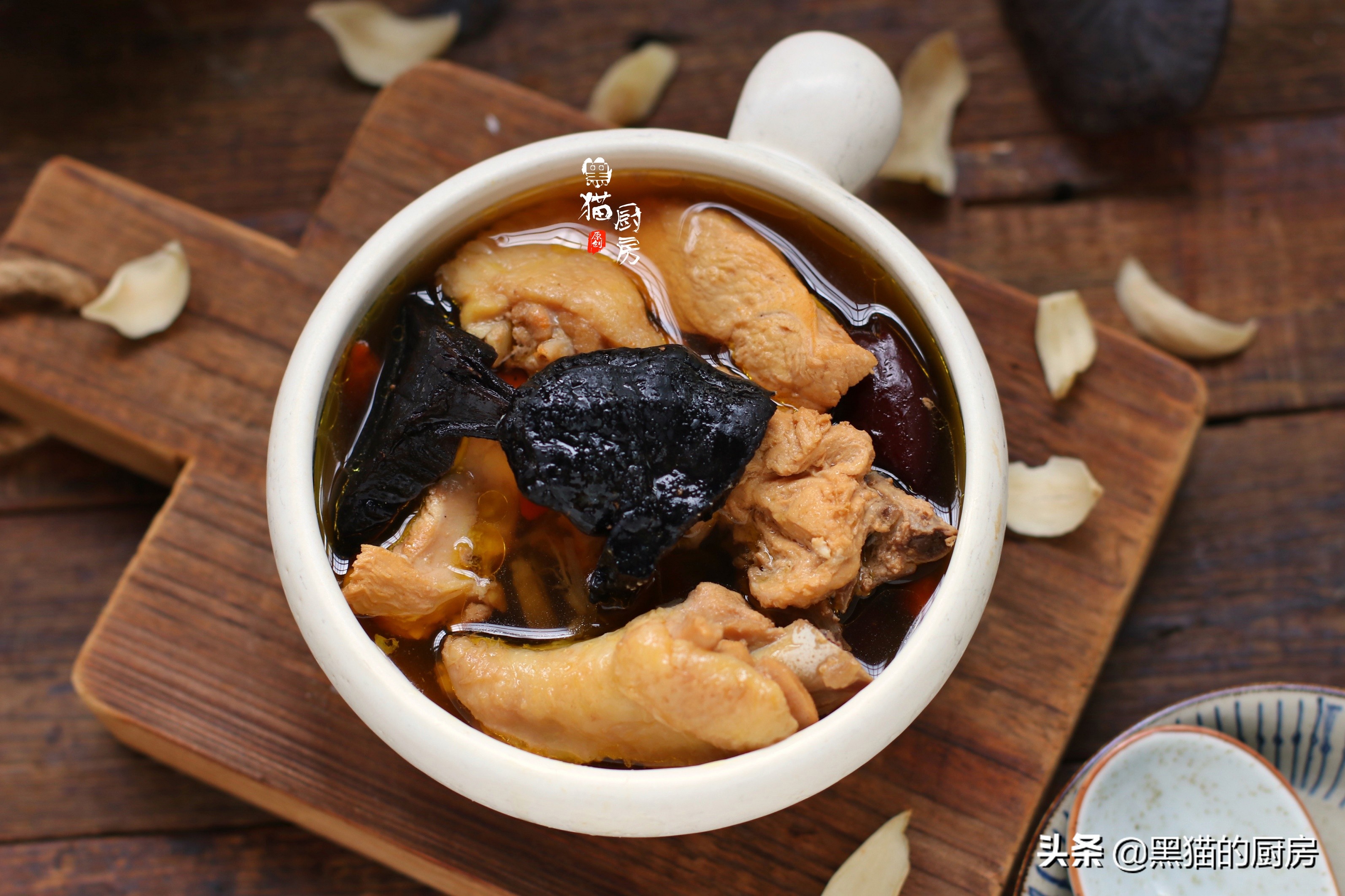 廣東人春天常煲靈芝雞湯,湯水清甜又營養,一週煲2次能強身健體