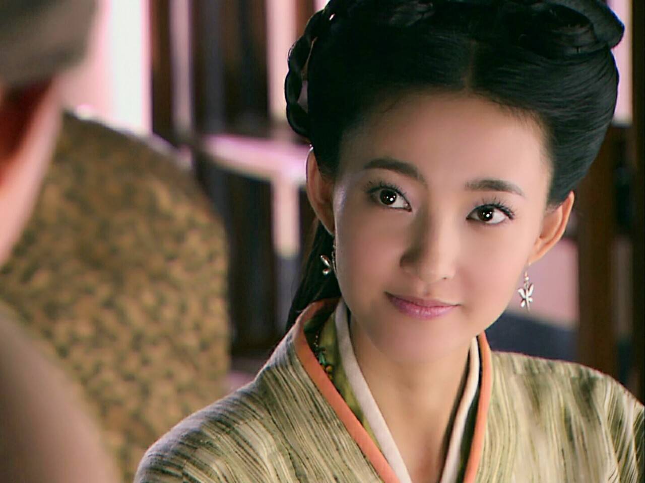 当年还没有拔牙的杨幂,在这部剧里饰演的是林心如的丫鬟雪鸢,无论是