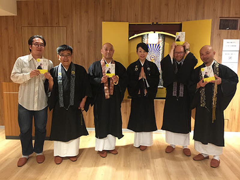 日本寺庙女住持：被迫相亲35次，逃往美国生活9年，归来已成僧侣