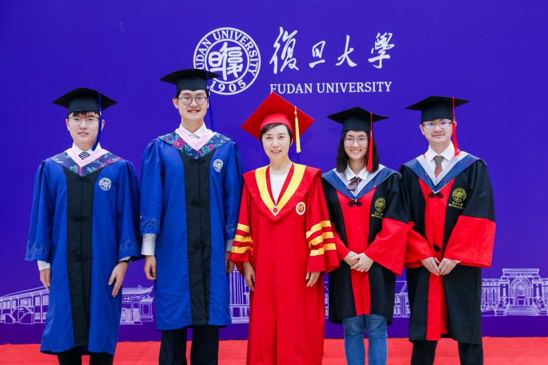 毕业季，复旦大学书记校长喊毕业生合影啦！