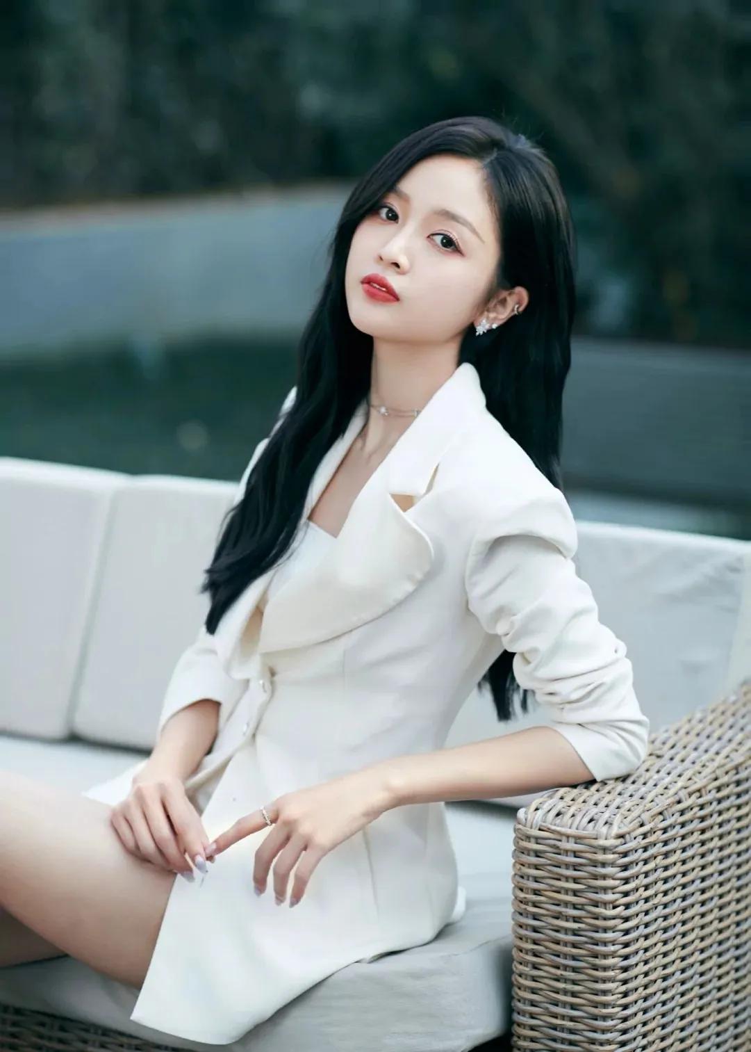 白色系的吴宣仪