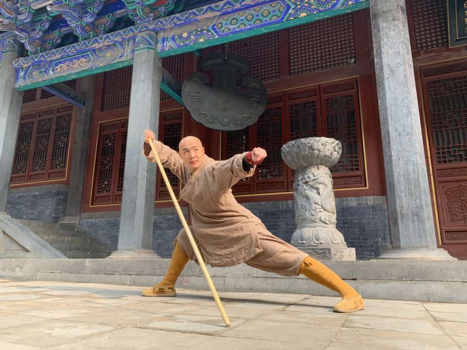 武僧一虎引用释永信名言推广少林寺,直言:我坐公交车一样交钱