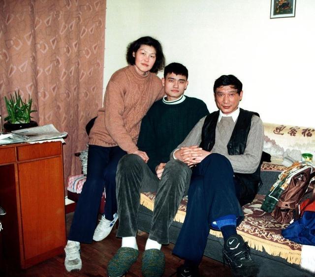 姚明8岁左耳失聪，父母让他练篮球的初衷让人心酸