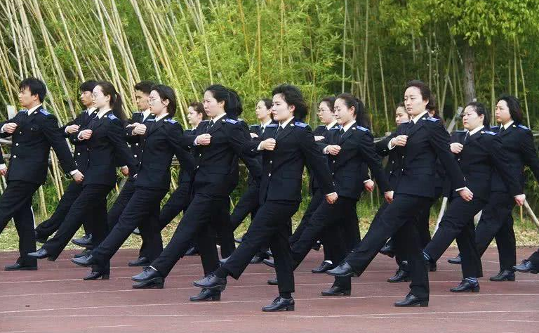 有些考生分数达到了211,985的成绩,也会为了就业选择上海海关学院.