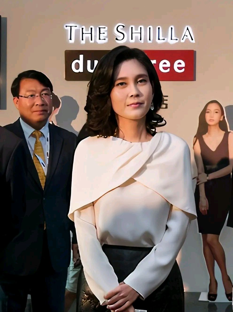 李富真可算想到换发型,烫了个有坠感的长卷发,清甜感扑面而来