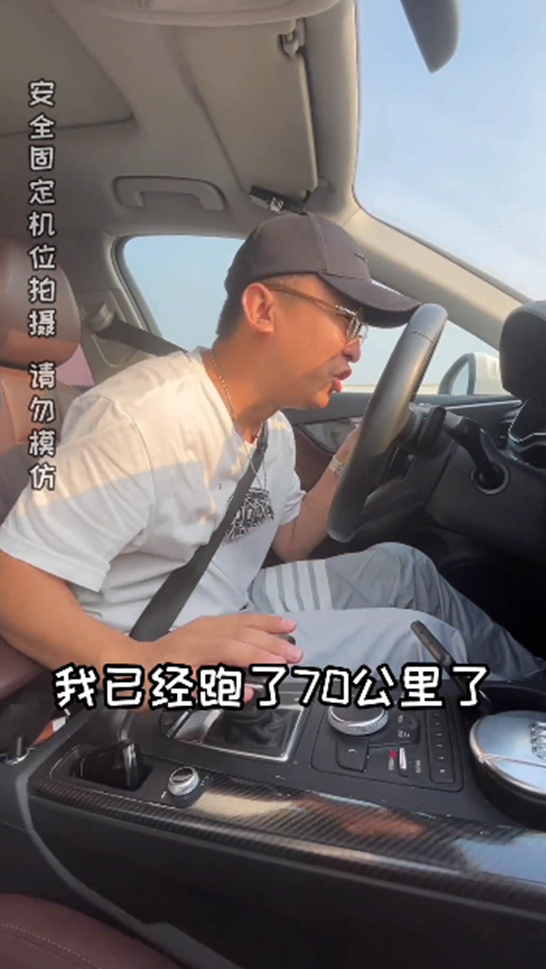 ​油表刻度归0，汽车还能跑多远？小伙用奥迪A4做实验，跑了3个小时
