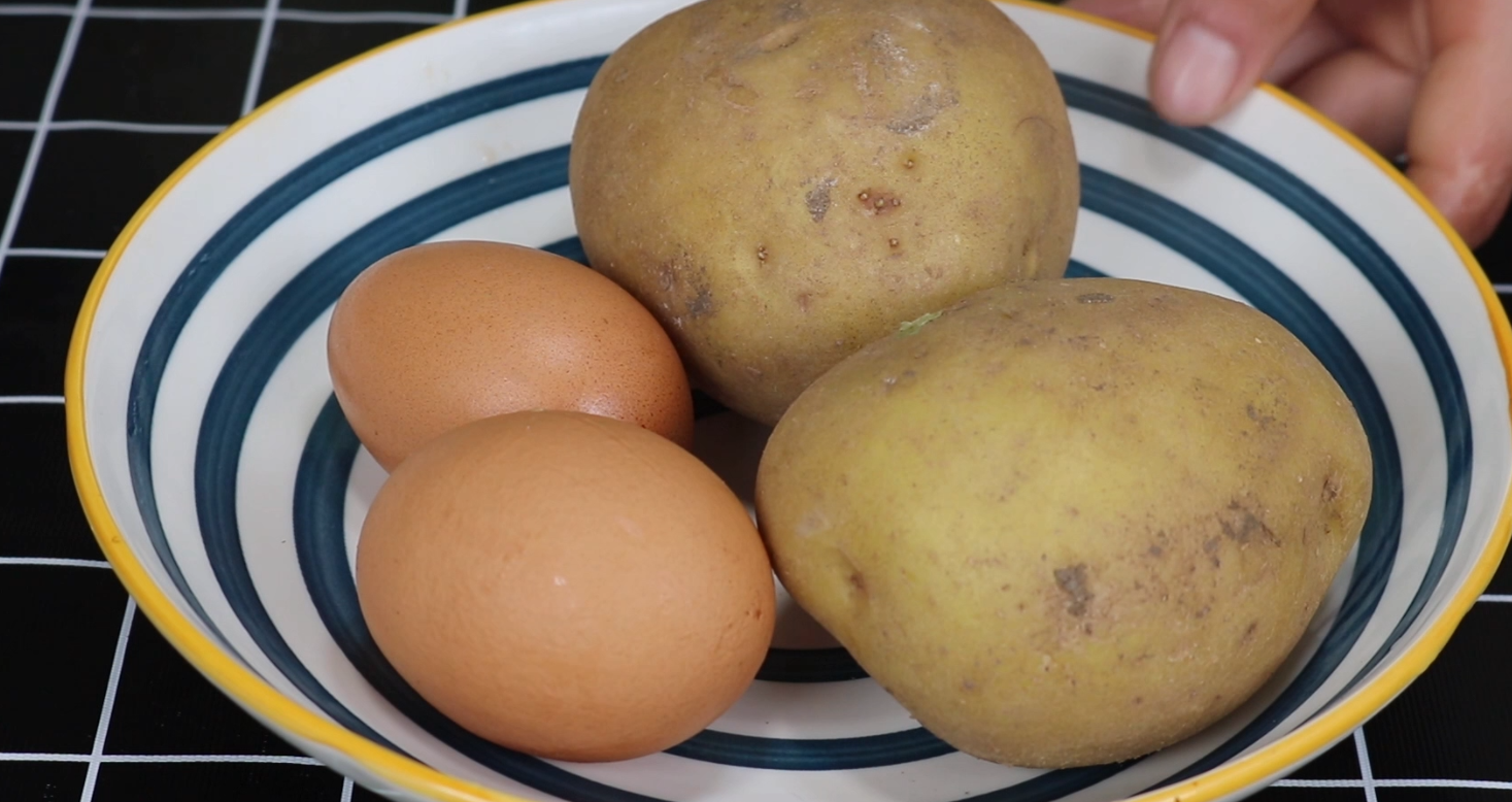 土豆和鸡蛋怎么做才好吃(鲜香美味，土豆鸡蛋双全口福)