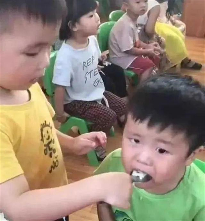 年龄小辈分大有多尴尬？舅舅跟外甥幼儿园同班，吃饭享受特殊待遇