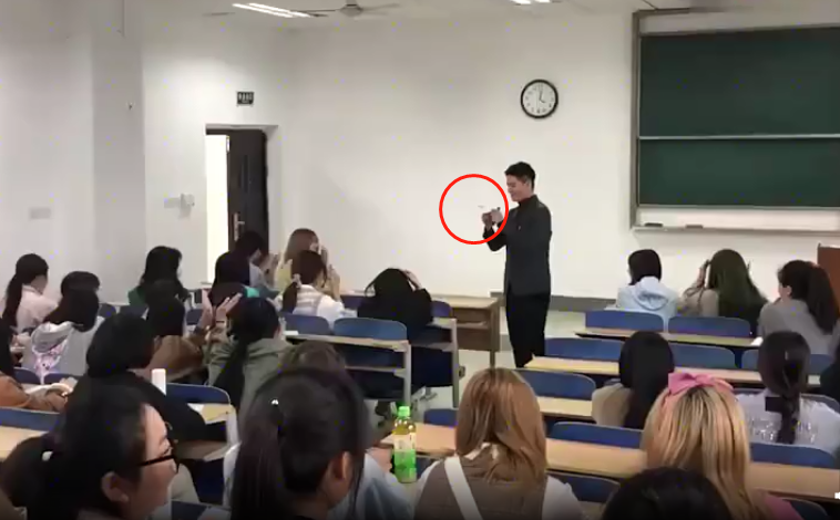 大学“随机”点名的方式走红，方式新颖效果明显，课堂气氛更活跃