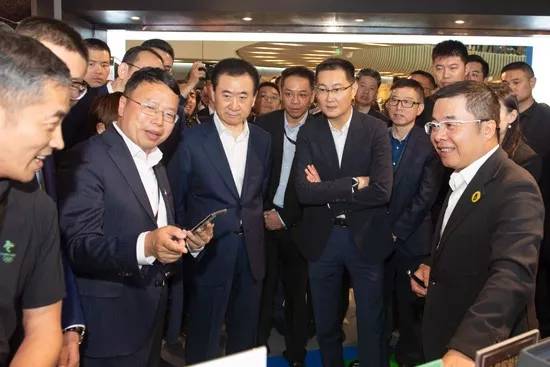 壕砸1000亿，熟悉的“老王”回来了