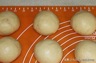 从业十年的面包师告诉你，在家怎么做香香甜甜的酥粒奶油面包