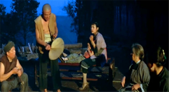 萧萧：12岁童养媳背着小丈夫“偷尝禁果”，喜剧的结局藏着悲鸣