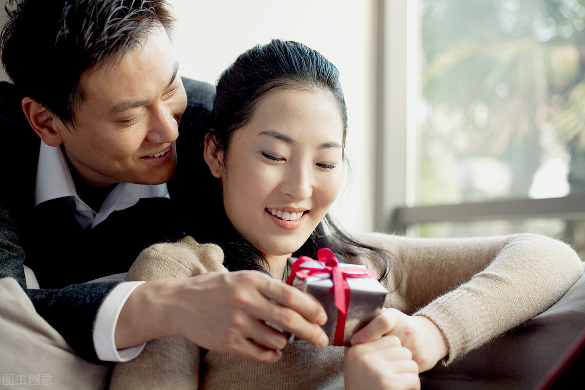 如何巧妙引导男友主动追求你：延迟满足的心理技巧
