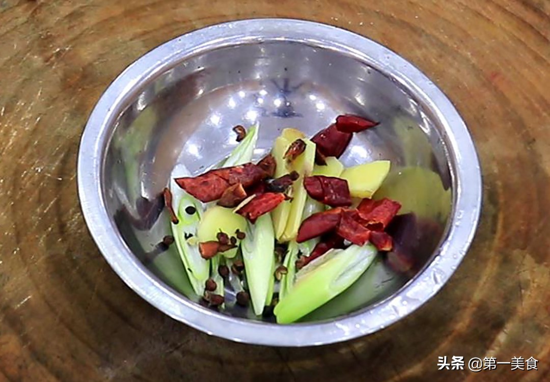 白菜豬肉燉粉條,白菜豬肉燉粉條的家常做法