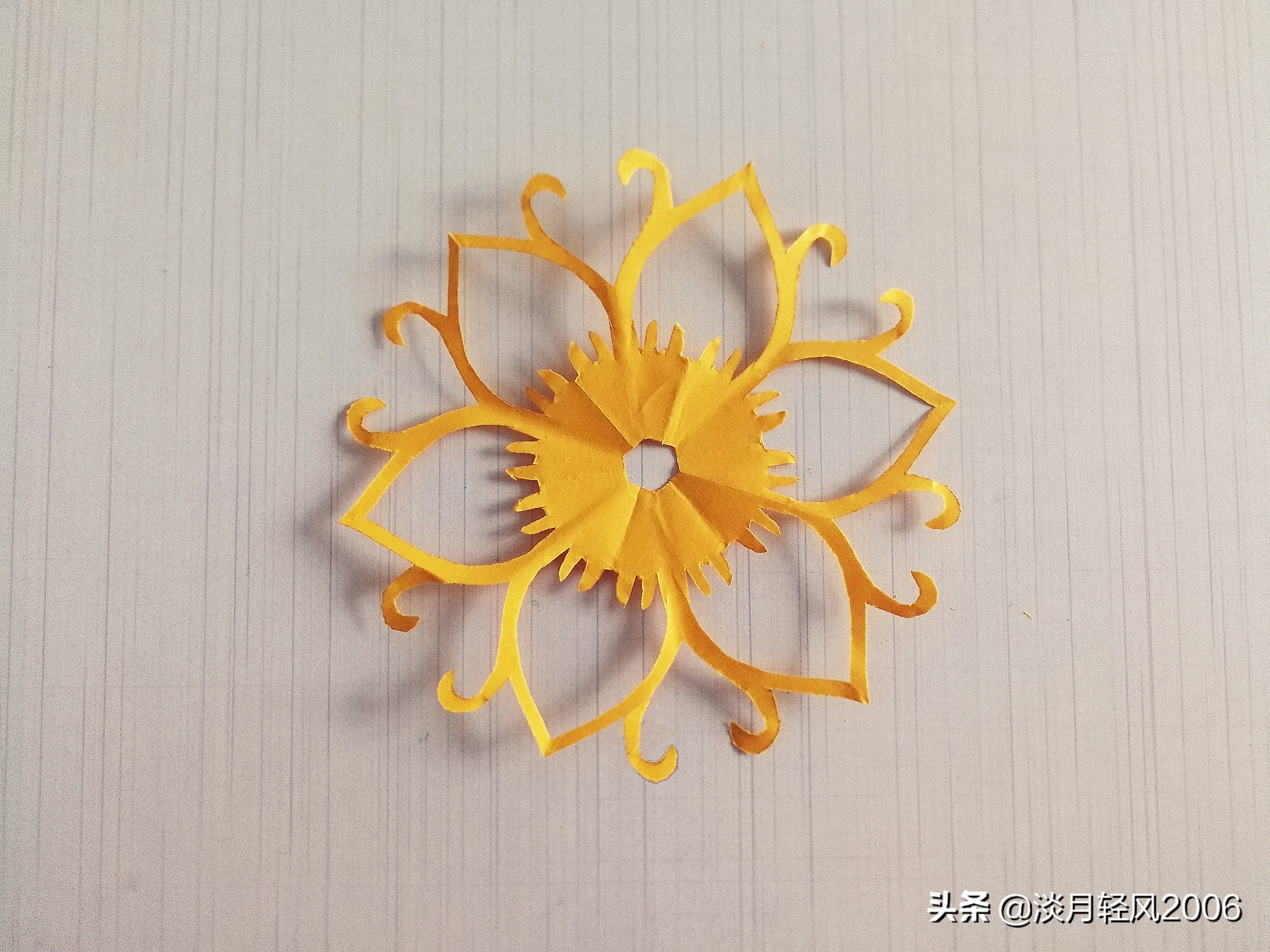 幼儿手工,简单剪纸教程,剪一朵花,学习花纹的变化方法