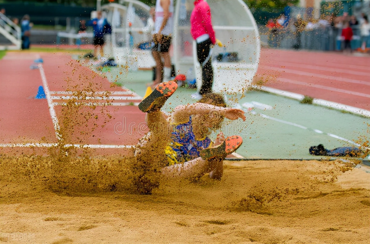 跳远跑上几步,跳进沙坑就行?