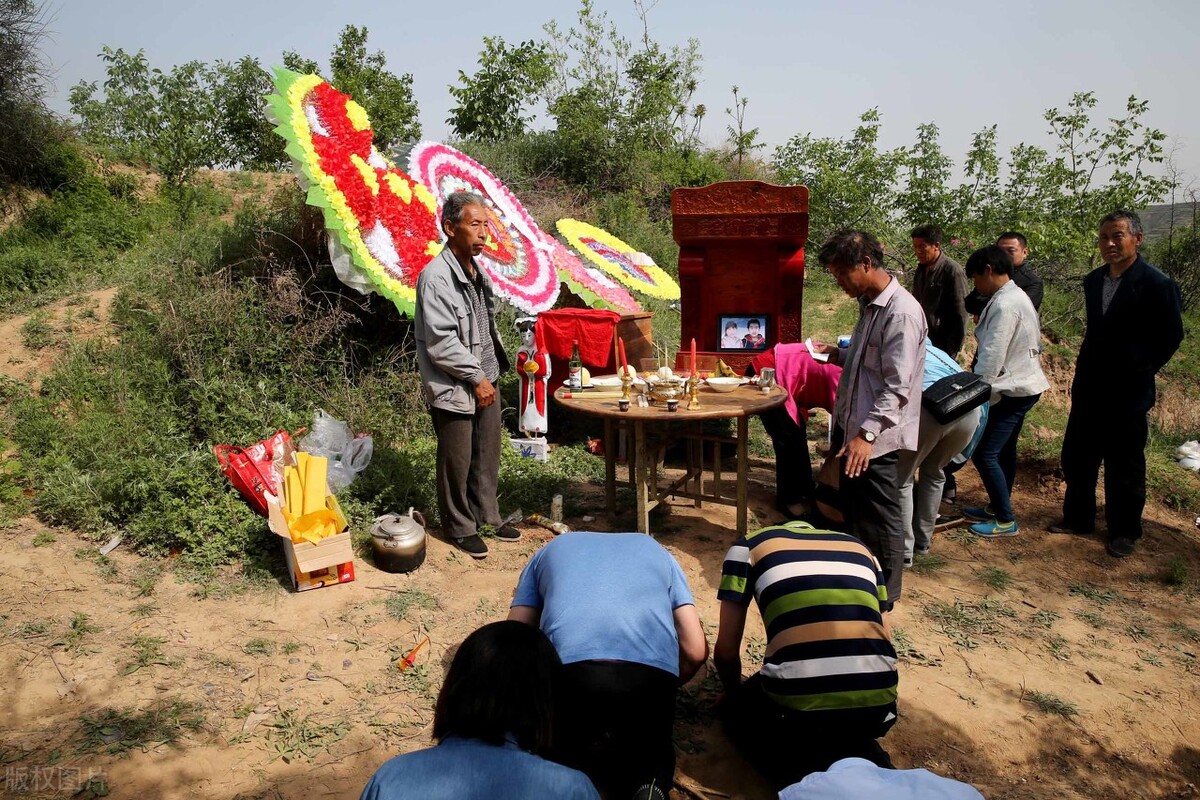 您见过这张著名的"冥婚"照吗?揭开这张诡异照片背后的事实真相