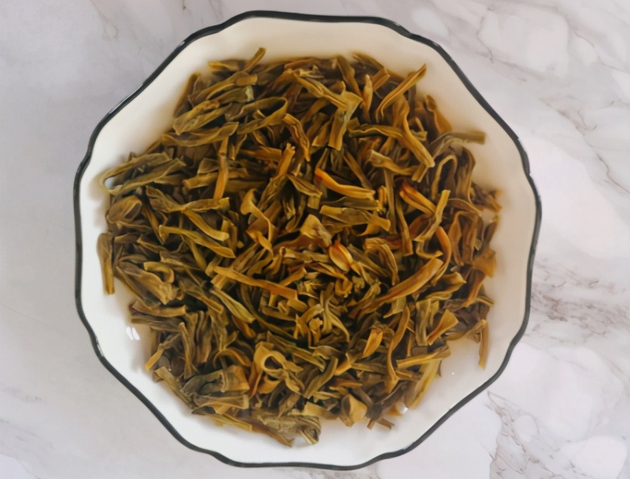 我家每年要囤15斤的菜，和腊肉是绝配，一泡一炒鲜香十足，解馋