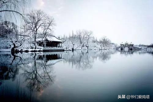 红墙，白雪，琉璃瓦，大雪压青松
