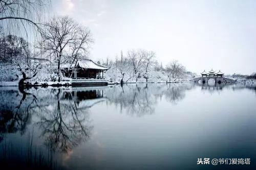 红墙，白雪，琉璃瓦，大雪压青松