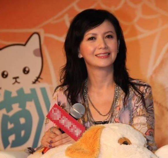 她是梁朝伟前女友，被闺蜜刘嘉玲夺爱，嫁豪门被气走，今54岁仍单身