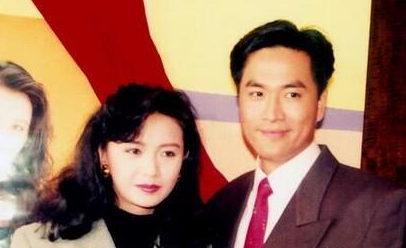 她是梁朝伟前女友，被闺蜜刘嘉玲夺爱，嫁豪门被气走，今54岁仍单身